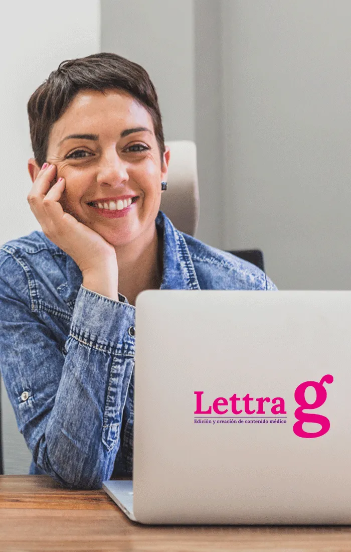 Foto de una Copywriter que trabja en la agencia de diseño editorial de lettra g, letra g